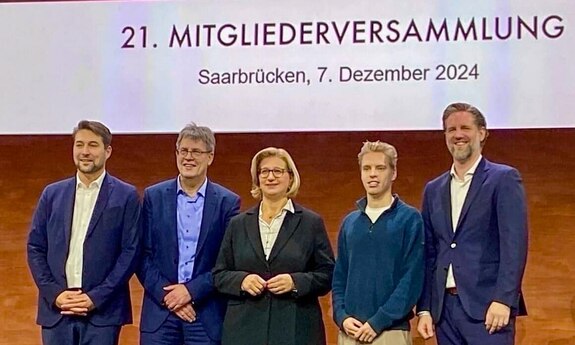 Gruppenfoto mit Saarbrückens Bürgermeister Uwe Conradt, DOSB Präsident Thomas Weikert, Saarlands Ministerpräsidentin Anke Rehlinger, Olympia-Triathlet Tim Hellwig und LSVS-Vorstand Johannes Kopkow