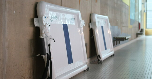 Ansicht Schwimmbeckenrand mit zwei mobilen Wendematten