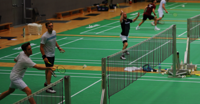 Badmintonspieler im Spiel