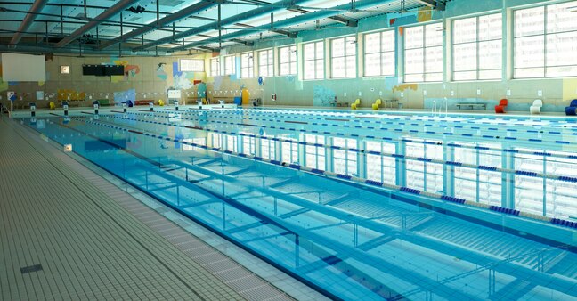 Ansicht des Sportschwimmbeckens