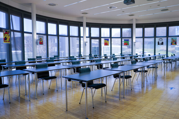 Ansicht eines Tagungsraumes mit Tischen und Stühlen