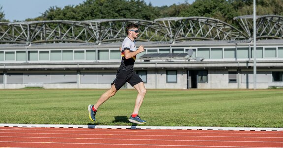 Athlet läuft auf der Laufbahn im Leichtathletikstadion