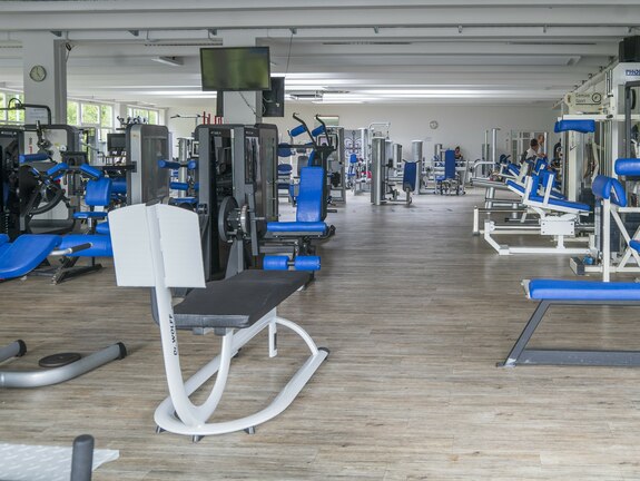 Kraftraum mit Freihantel-Geräten