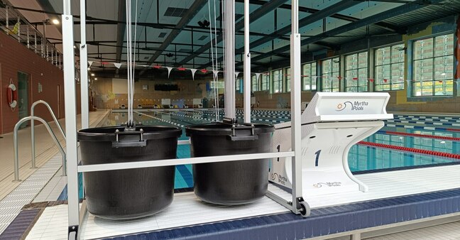 Ansicht Schwimmbecken mit einer Destro Machine