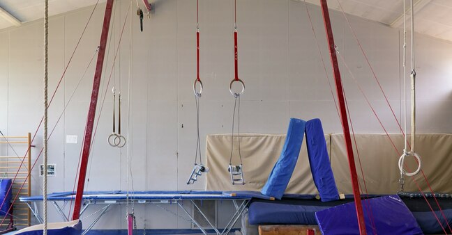Gerätturnhalle mit Ringen