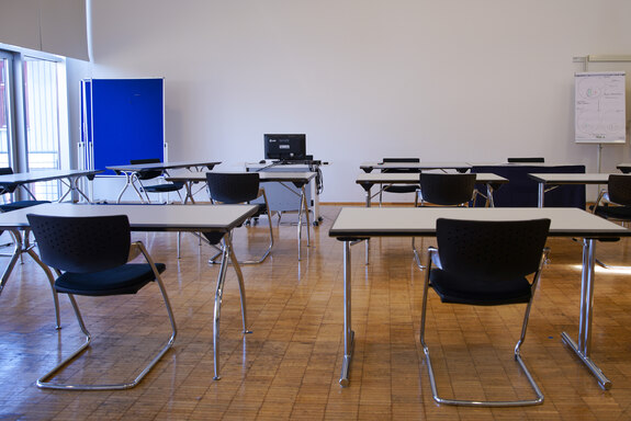 Ansicht eines Tagungsraumes mit Tischen und Stühlen