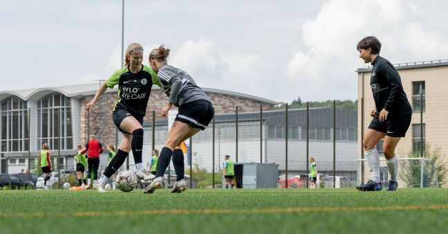 Fußballspielerinnen auf dem Kunstrasen