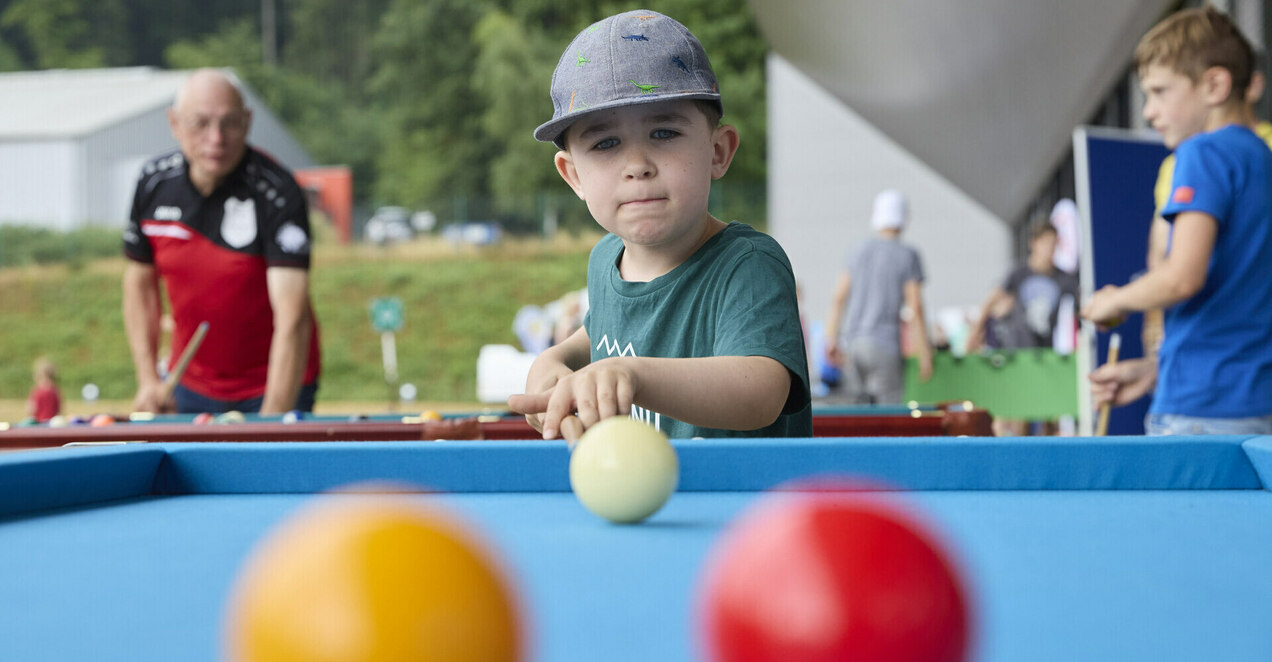 TW222049.jpg Kind beim Billardspiel