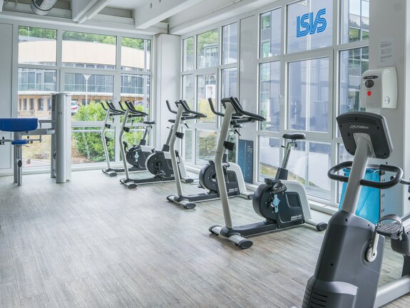 Kraftraum mit Cardio-Trainingsgeräten