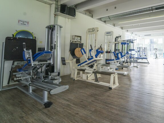 Kraftraum mit Beingeräten