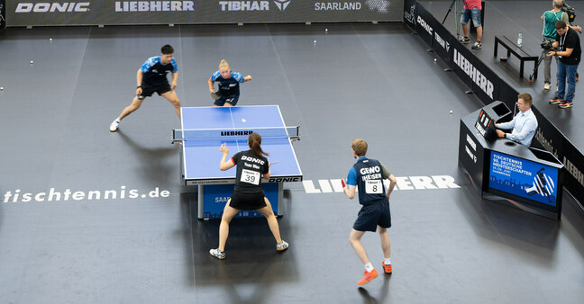 Tischtennisspieler im Match