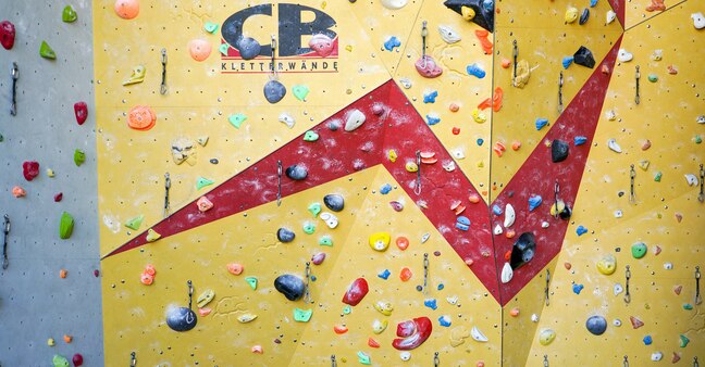 Ansicht einer Kletterwand in der Kletterhalle