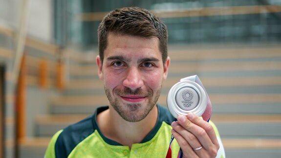 Tischtennisprofi Patrick Franziska zeigt seine Medaille