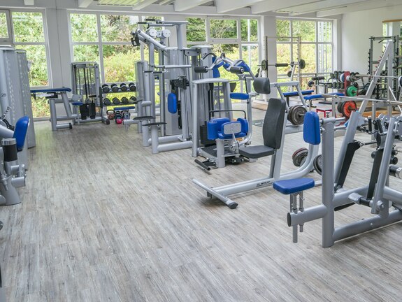 Kraftraum mit Geräte für das Oberkörper-Training