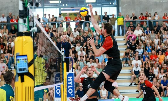 ein deutscher national spieler spielt den ball in der wm tunier weiter