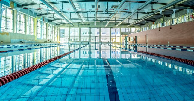 Ansicht des Sportschwimmbeckens