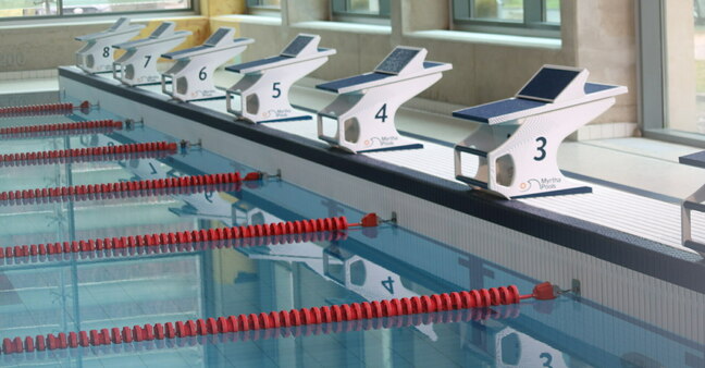 Startblöcke am Schwimmbecken