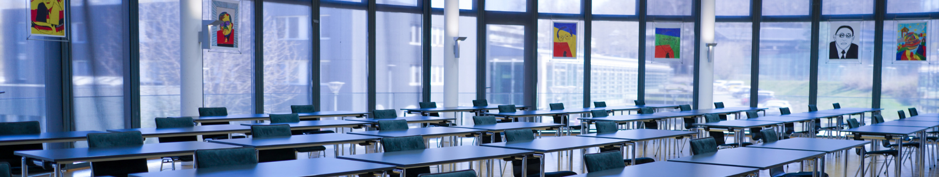 Großer Tagungsraum mit Tischen und Stühlen